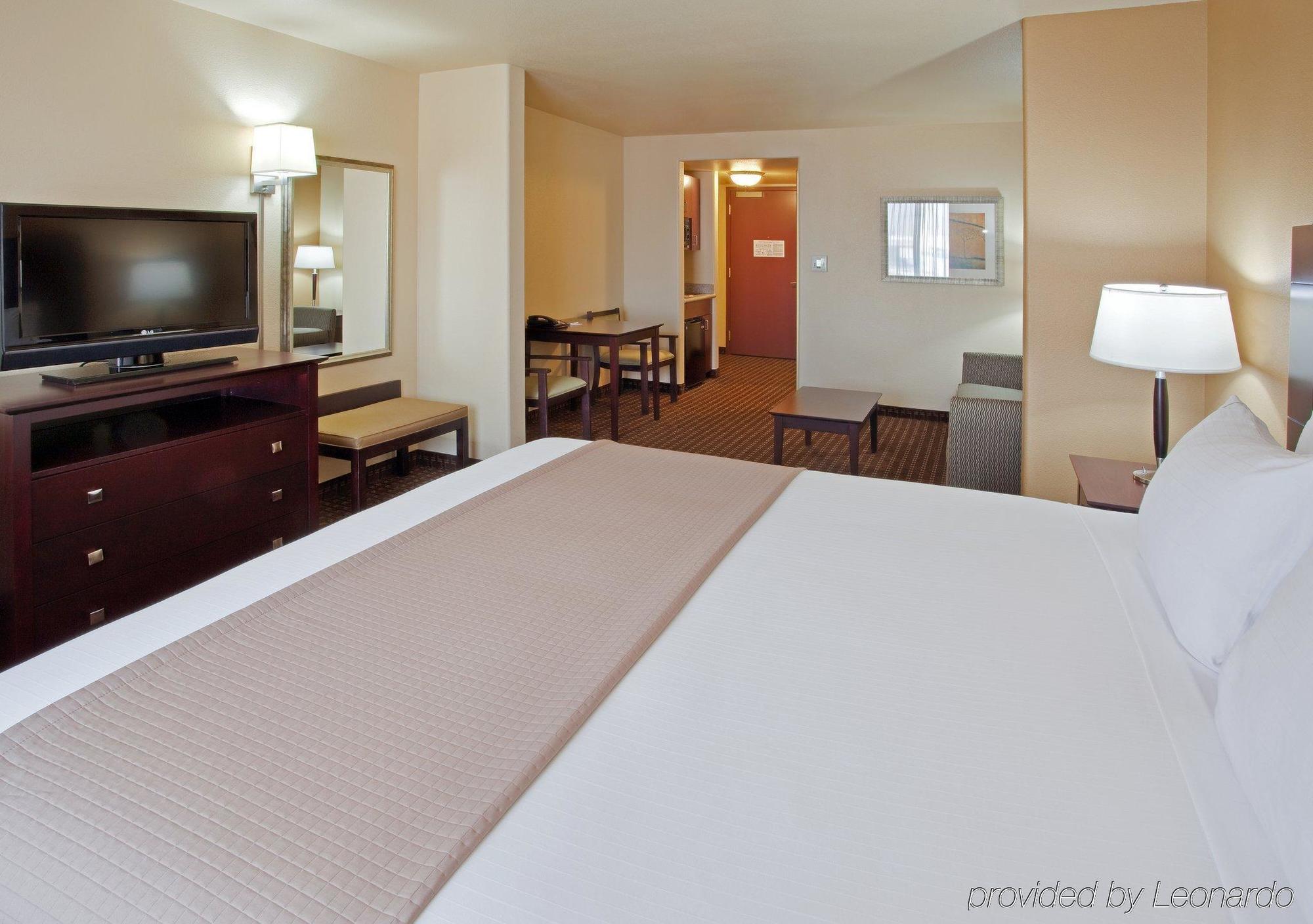 Holiday Inn Express & Suites Dinuba West By Ihg Номер фото